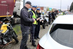 policjant ruchu drogowego rozdaje ulotki wspólnie ze służbą więzienną