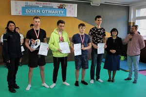 zdjęcie grupowe zawodników z Panią Komendant i Panią Dyrektor szkoły oraz organizatorem zawodów