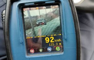 monitor urządzenia do mierzenia prędkości wskazuje samochód i wartość 92