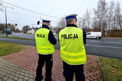 policjanci ruchu drogowego obserwują drogę