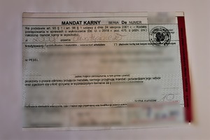 zdjęcie blankietu mandatu karnego z wpisaną kwotą dwa tysiące złotych