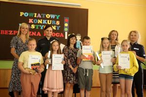 wspólne zdj dzieci nauczycieli i policjantek
