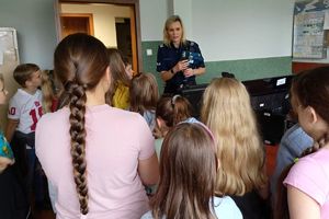 policjantka pokazuje dzieciom urządzenia wykorzystywane w ruchu drogowym
