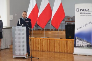 Przy mównicy stoi Zastępca Komendanta Wojewódzkiego Policji w Katowicach - wygłasza przemówienie