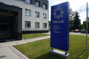 Logo i budynek Komendy Powiatowej Policji w Kłobucku