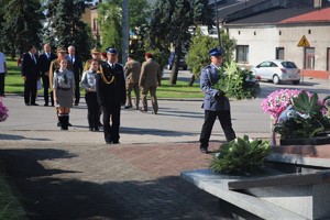 uczestnicy uroczystości oddają cześć poległym żołnierzom w miejscach Pamięci Narodowej