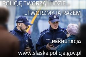 umundurowani policjanci rozmawiają ze starsza panią