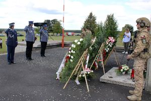 policjanci oddający honor