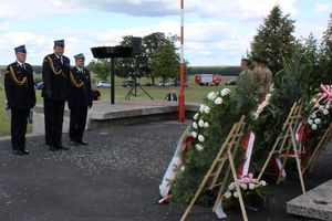 strażacy oddający honor