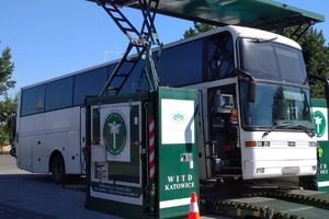 autobus podczas kontroli na mobilnej stacji diagnostycznej