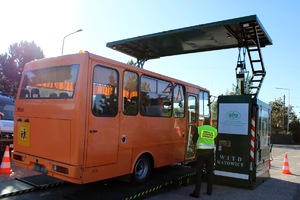 pomarańczowy autobus podczas kontroli na mobilnej stacji diagnostycznej