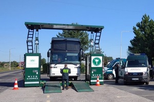 autobus podczas kontroli na mobilnej stacji diagnostycznej