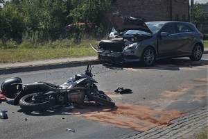 motocykl i samochód biorące udział w wypadku