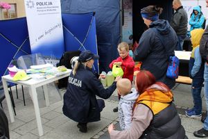 umundurowana policjantka daje chłopcu odblask