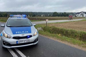 policjanci zabezpieczają przejazd rowerzystów i bieg