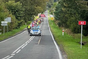 policjanci zabezpieczają przejazd rowerzystów i bieg