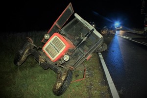 rozbite bmw i ciągnik rolniczy biorące udział w wypadku