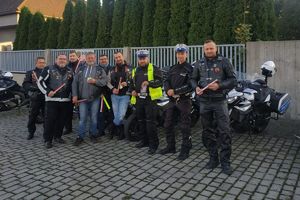 Policjanci i członkowie klubu motocyklowego biorący udział w działaniach