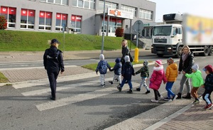 policjantka przechodzi z grupą przedszkolaków przez pasy