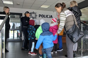 policjantka wchodzi z grupą przedszkolaków do kłobuckiej komendy