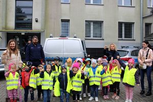 policjanci i dzieci pozują do współlego zdjęcia