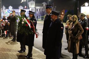 Na zdjęciu widzimy delegację służb mundurowych: KPP w Kłobucku, PPSP w Kłobucku, OSSW w Kulach i ZK Herby. Pani komendant trzyma wiązankę kwiatów.