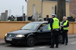 Zdjęcie przedstawia policjantów przeprowadzających badanie trzeźwości kierowcy oraz przewodniczącego GKRPA w Miedźnie.