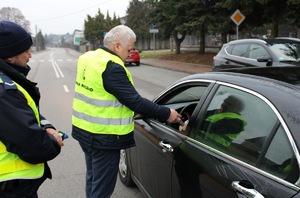 Zdjęcie przedstawia policjanta oraz przewodniczącego GKRPA w Miedźnie.