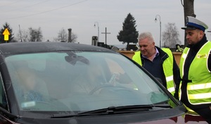 Zdjęcie przedstawia policjantów przeprowadzających badanie trzeźwości kierowcy oraz przewodniczącego GKRPA w Miedźnie.