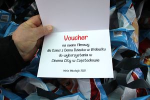 Zdjęcie przedstawia voucher na seans filmowy dla dzieci z domu dziecka.