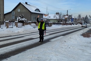 umundurowany policjant sprawdza trzeźwość kierowcy