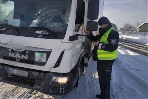 umundurowany policjant sprawdza trzeźwość kierowcy