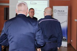 Zdjęcie przedstawia I Zastępcę Komendanta Powiatowego Policji w Kłobucku meldującego Zastępcy Komendanta Wojewódzkiego Policji w Katowicach.