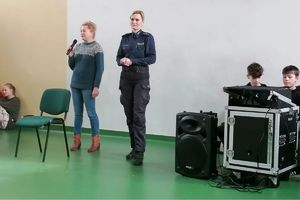 Zdjęcie przedstawia policjantkę oraz nauczycielkę podczas prelekcji.