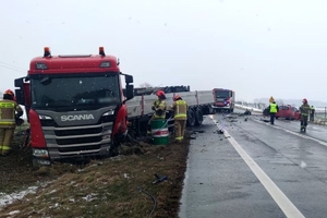 Zdjęcie przedstawia pojazdy biorące udział w zdarzeniu oraz policjantkę.