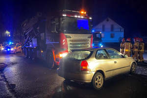 Zdjęcie przedstawia ciężarową scanię oraz osobową hondę, które brały udział w wypadku.