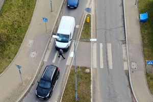 Zdjęcie przedstawia drogę z poruszającymi się po niej pojazdami z zapisu z drona.