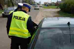 Zdjęcie przedstawia policjantów badających stan trzeźwości kierowcy.