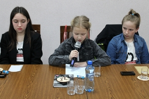 Zdjęcie przedstawia trzech członków Młodzieżowej Rady Sołeckiej.