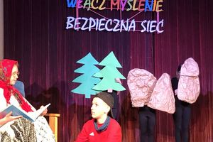 Zdjęcie przedstawia młodzieżową grupę teatralną podczas spektaklu.