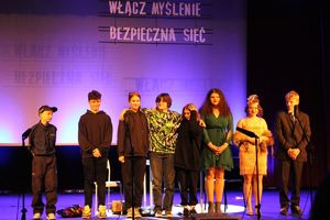 Zdjęcie przedstawia dziecięcą grupę teatralną podczas prezentacji.