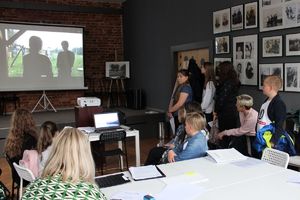 Zdjęcie przedstawia członków jury, którzy oglądają spot.