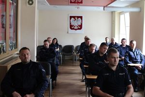 Zdjęcie przedstawia policjantów w sali podczas turnieju.