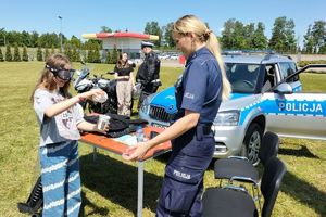 Zdjęcie przedstawia policjantkę oraz dzieci.