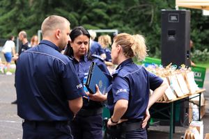 Zdjęcie przedstawia rozmawiających policjantów.