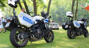 Zdjęcie przedstawia policyjne motocykle.