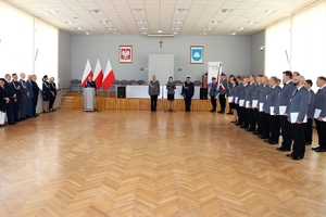 Zdjęcie przedstawia Zastępcę Komendanta Wojewódzkiego Policji w Katowicach podczas przemówienia oraz policjantów i zaproszonych gości.