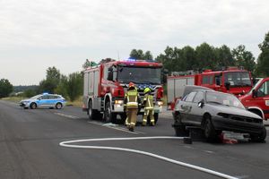 Zdjęcie przedstawia miejsce wypadku, autokary, wozy strażackie i radiowóz.