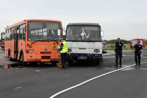 Zdjęcie przedstawia miejsce wypadku, autokary i policjantów.