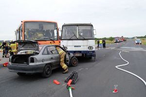 Zdjęcie przedstawia pojazdy biorące udział z darzeniu - ćwiczeniach.